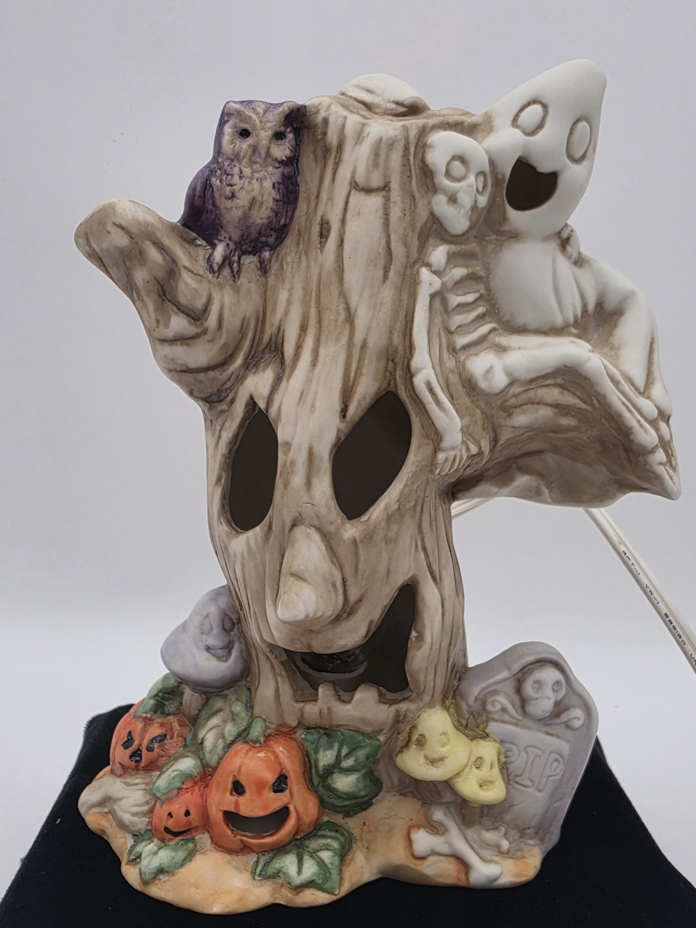 Haunted Halloween Tree Trunk Light‑Up Décor